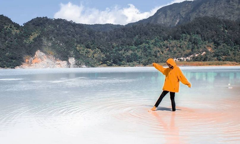 Kawah Talaga Bodas, rekomendasi tempat wisata alam di Garut yang menyuguhkan keindahan menakjubkan.
