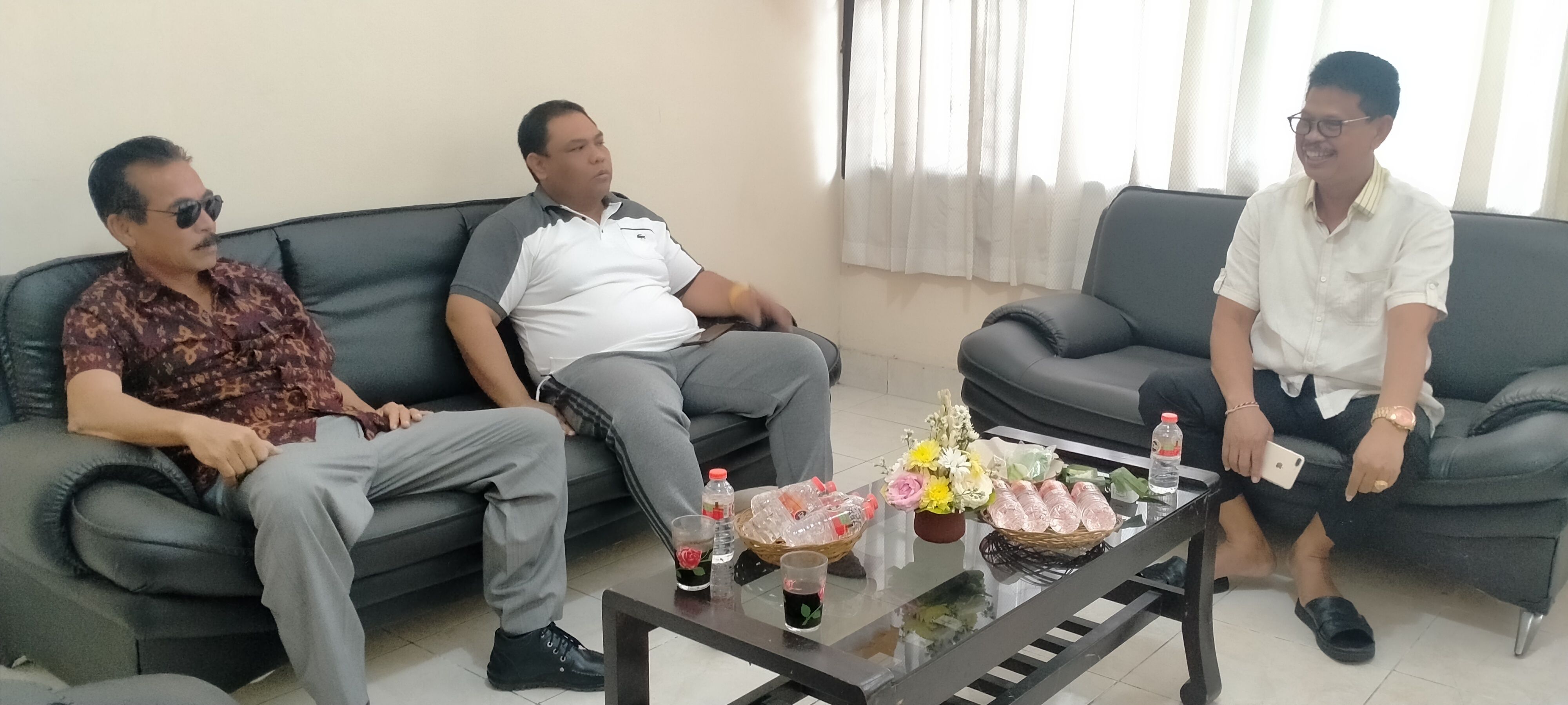 Sejumlah Politisi Golkar Tabanan yang berdiskusi soal penanganan bencana di Kabupaten Tabanan di Kantor Golkar Tabanan 