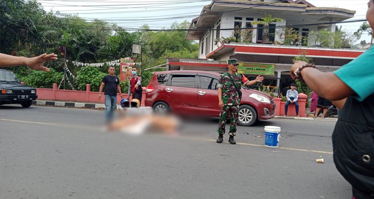 Kecelakaan yang melibatkan truk dan motor di jalan raya depan Rumah Makan Tahu Sari Kedele Jatinangor Kabupaten Sumedang, Rabu 19 Oktober 2022. Satu pemotor tewas terlindas ban Truk Fuso.