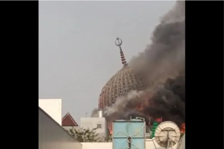 Kubah Masjid Raya JIC ambruk saat terjadi kebakaran sore ini/