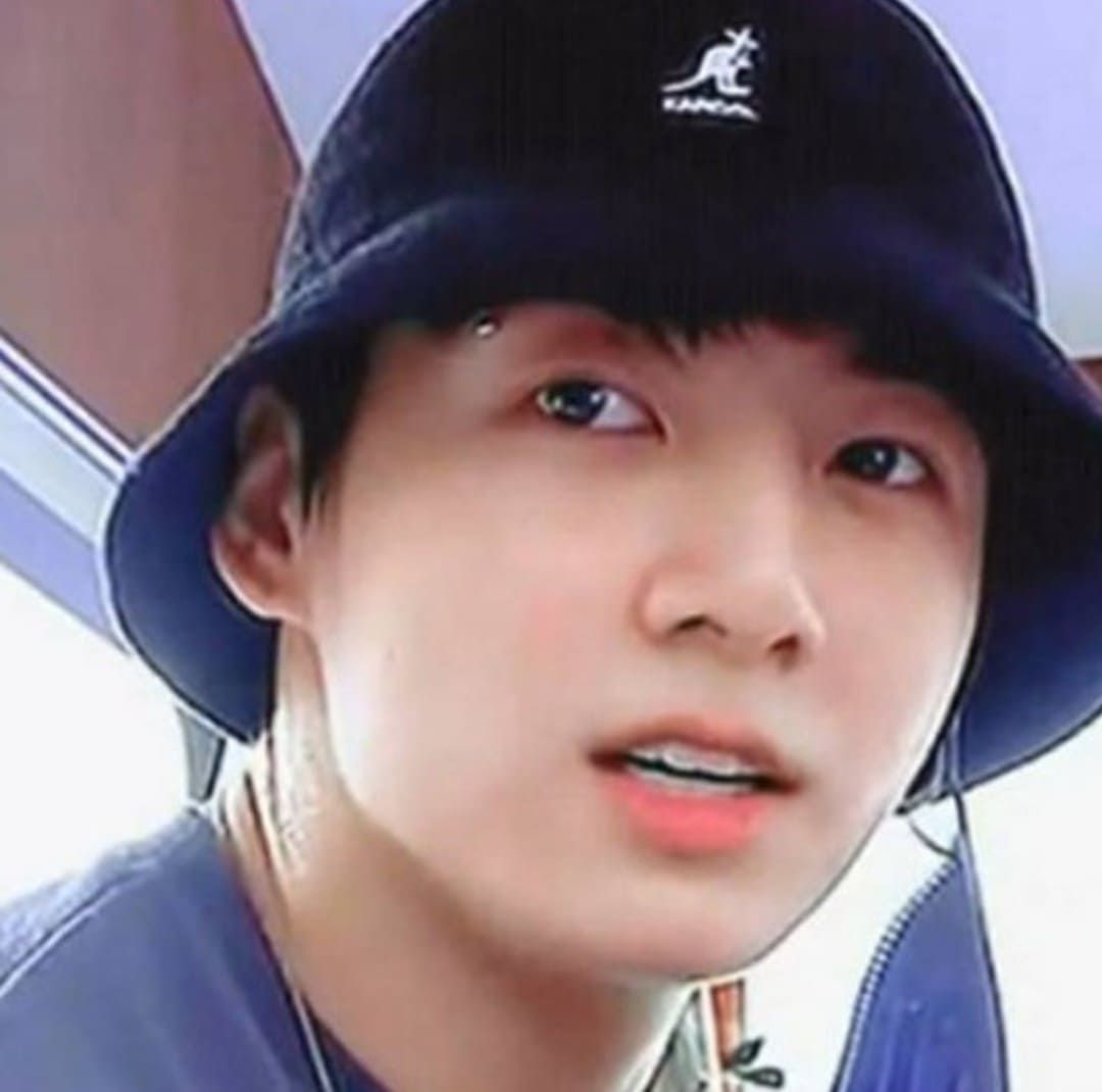 Jungkook BTS tampak mengenakan topi serupa.