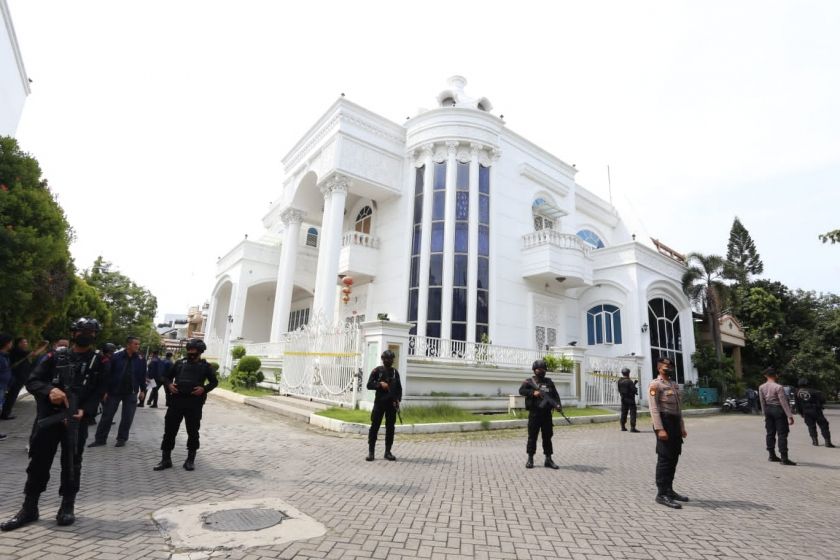 Polisi berjaga di rumah mewah milik Bos Judi Online berinisial A di Kabupaten Deli Serdang