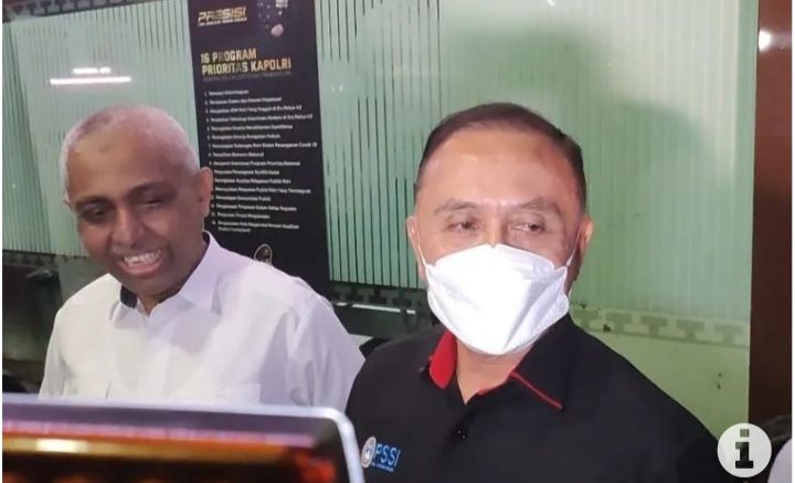 Ketum PSSI Iwan Bule Diperiksa Ditreskrimum Polda Jatim Terkait Tragedi Kanjuruhan. 