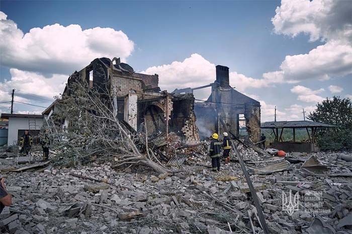 Petugas pemadam kebakaran bekerja di lokasi rumah yang dihancurkan oleh serangan rudal Rusia, saat serangan Rusia di Ukraina