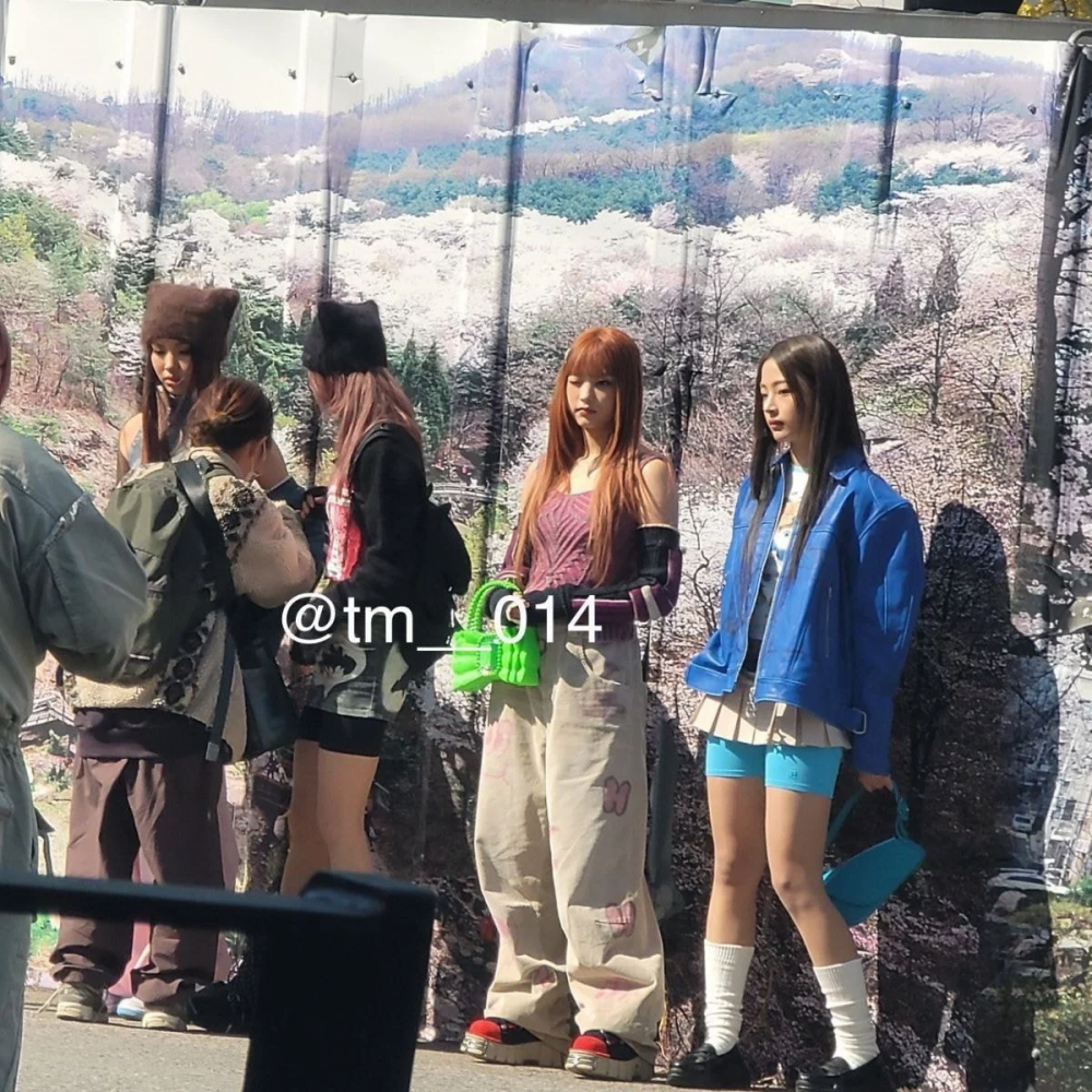 Anggota Hyein terlihat dengan rambut cokelat, Danielle dengan rambut merah muda, Haerin dengan rambut oranye, dan Minji dengan rambut abu-abu gelap. Dalam foto-foto tersebut, para gadis tampak bersiap untuk pemotretan dan memperbaiki penampilan mereka.  Segera setelah foto-foto itu dirilis, K-netize
