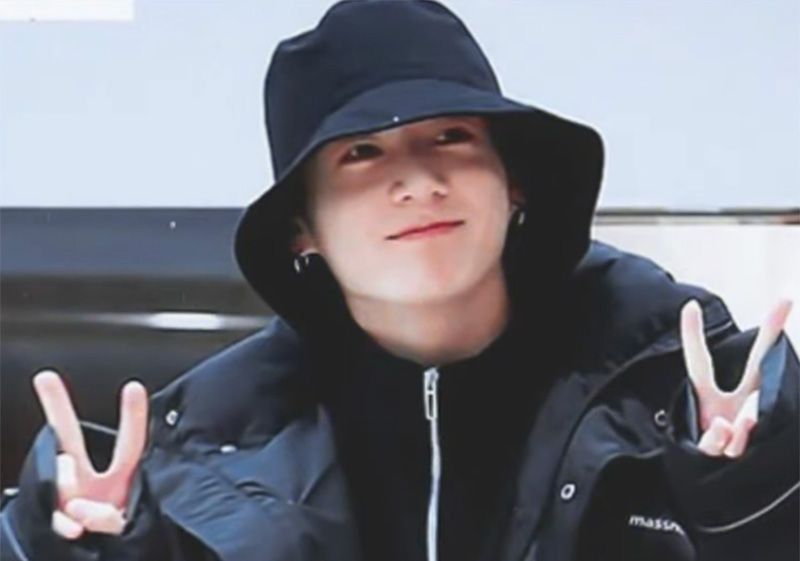Topi bucket berwarna hitam milik Jungkook BTS dijual secara online sebesar 10 juta Won/Tangkapan layar YouTube K-POP