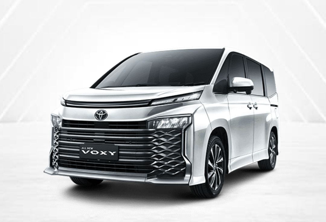 PERANG SAUDARA! New Toyota Voxy Vs Kijang Innova, Simak Perbandingannya