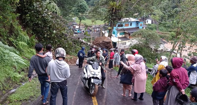 Foto Foto Jalan Ciwidey Cidaun Tertutup Longsor