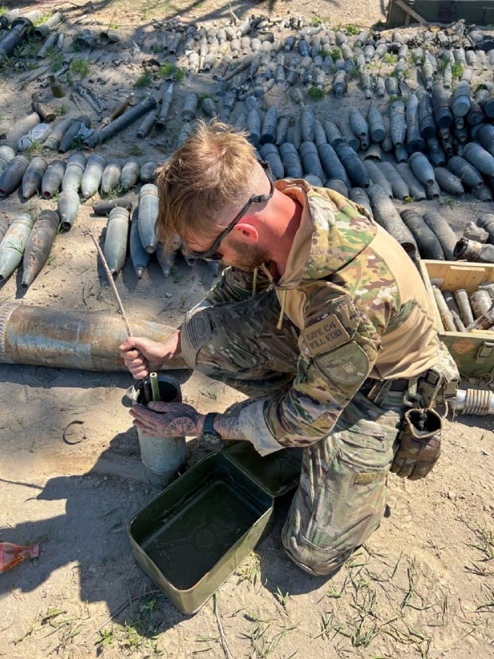 Chris telah bekerja dengan polisi Ukraina untuk membersihkan daerah sipil dari bahan peledak./ 