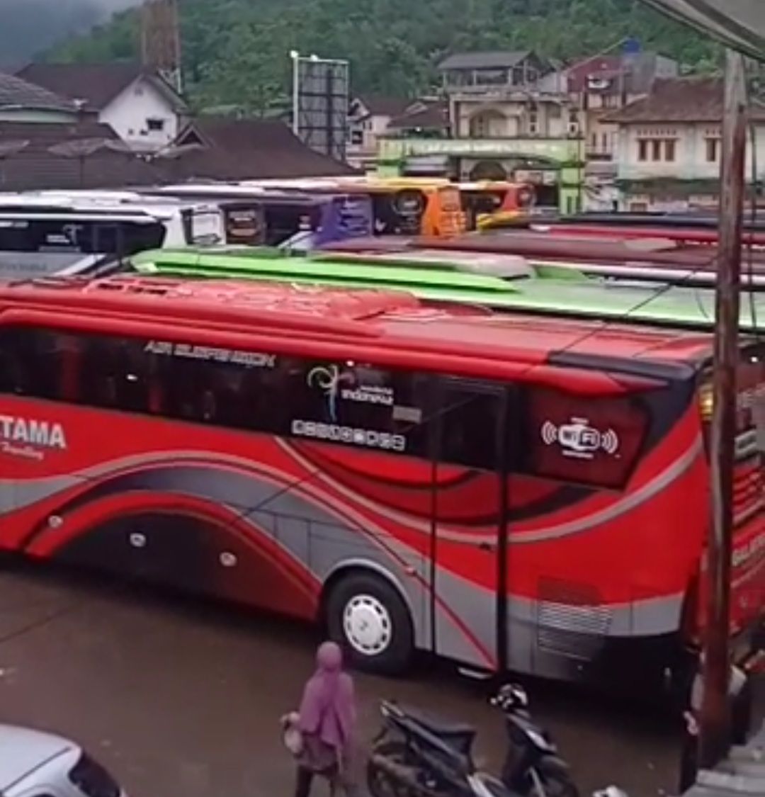  Sejumlah bus pariwisata terparkir di tempat wisata ziarah religi Pamijahan Kabupaten Tasikmalaya. Tempat ziarah ini yang sempat dilanda banjir bandang, Kamis 20 Oktober 2022,  hari ini Sabtu 22 Oktober 2022 telah kembali normal dan bisa dikunjungi wisatawan.