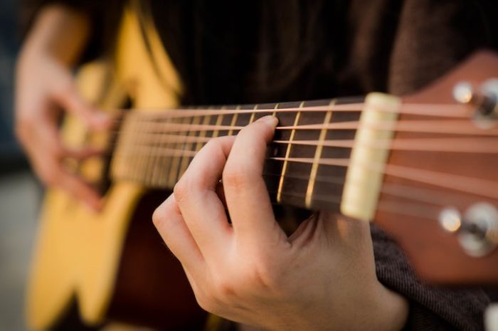 De'tona naredde 'nyawaku Purata to siruntu, Chord Gitar dan Lirik Lagu Tekku Gilling Dipopulerkan Sandy Cheng - Indotrends
