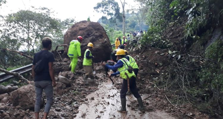 Ruas Jalan Ciwidey - Cidaun di Desa Naringgul, Kecamatan Naringgul, Kabupaten Cianjur tertutup material longsor, Sabtu 22 Oktober 2022.