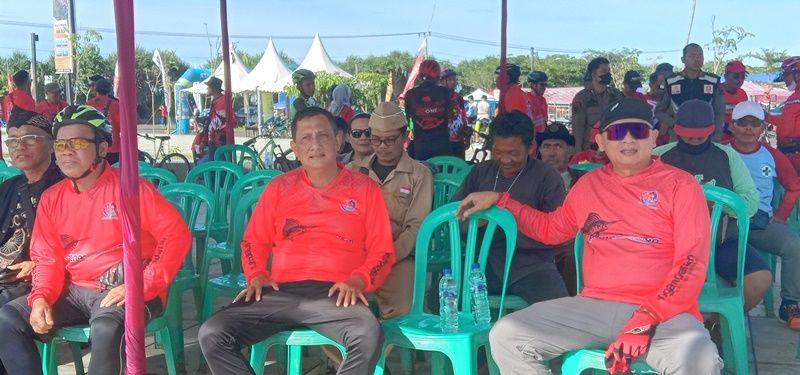 Wakil Bupati Pangandaran Ujang Endin Indrawan (tengah) foto bareng dengan para komunitas sepeda ontel (belakang).