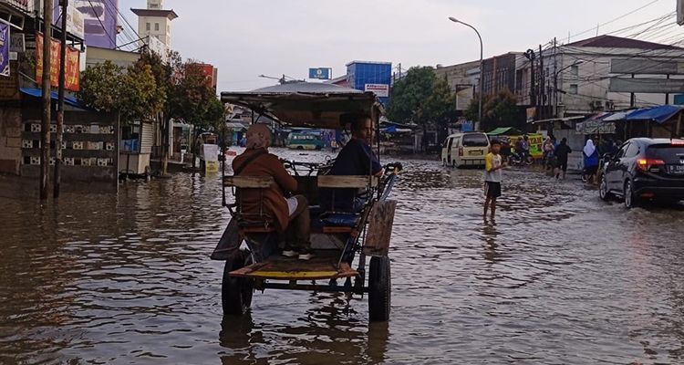 Situasi banjir di Jalan Raya Dayeuhkolot