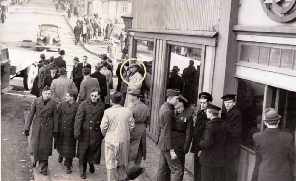 Sebuah foto tahun 1940-an menjadi viral karena tampaknya menunjukkan bukti perjalanan waktu. Foto lengkap yang diambil di Reykjavik, Islandia, menunjukkan seorang pria menatap kamera dan konspirasi percaya pria itu menggunakan ponsel.   