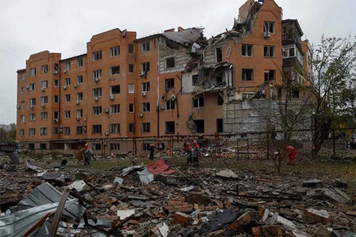 Rusia menembakkan rudal dan drone ke Mykolaiv yang dikuasai Ukraina pada hari Minggu, menghancurkan sebuah blok apartemen.
