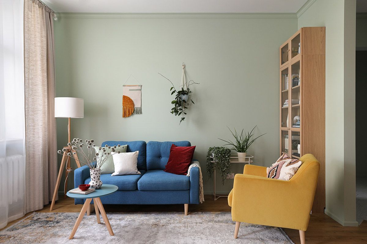 Desain ruang tamu minimalis dengan interior berwarna/Home Designing