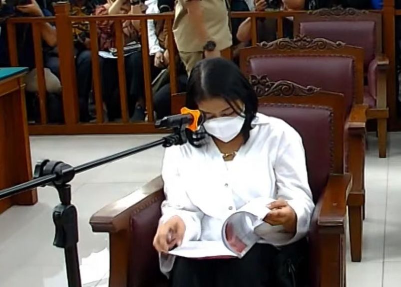 Terdakwa PC tunjukkan bukti kekerasan seks yg dia alami, begini urutan-urutannya. Foto: Putri Candrawati di depan sidang PN Jaksel