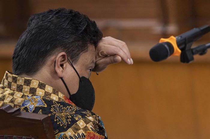 Terdakwa kasus pembunuhan berencana terhadap Brigadir Nopriansyah Yosua Hutabarat serta obstruction of justice atau menghalangi proses hukum, Ferdy Sambo mengusap dahinya saat menunggu dimulainya sidang lanjutan di Pengadilan Negeri Jakarta Selatan, Jakarta, pada Senin, 17 Oktober 2022.