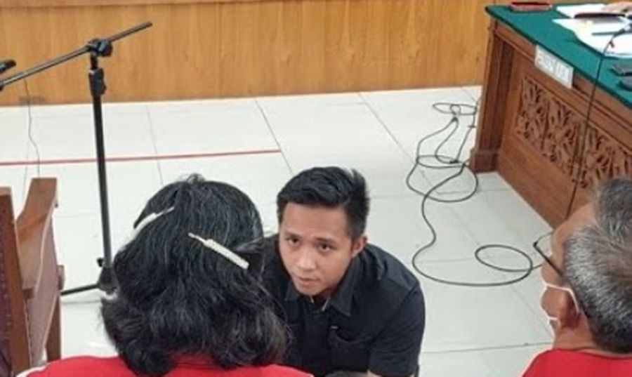  Bharada E saat sedang berlutut dan sungkem dihadapan orangtua Brigadir J pada persidangan di Pengadilan Negeri Jakarta Selatan, Selasa, 25 Oktober 2022.
