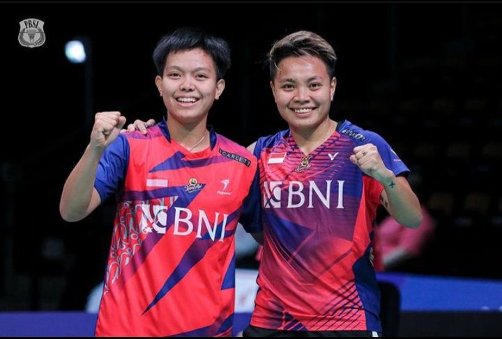 Ganda putri Indonesia Apriyani Rahayu-Siti Fadia kalahkan  pasangan Malaysia  Pearly Tan-Thinaah pada pertandingan perdana Turnamen BWF World Tour Finals hari ini