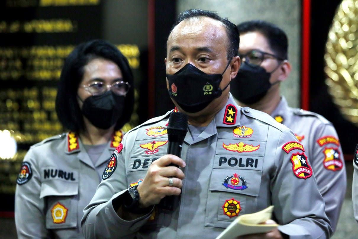 Kadiv Humas Polri Irjen Pol Dedi Prasetyo mengungkapkan, Polri menyelidiki indikasi tindak pidana dalam merebaknya kasus gagal ginjal akut pada anak.