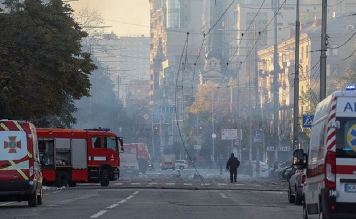 Petuga pemadam kebakaran melakukan operasi penyelamatan setelah terjadi ledakan di Kiev akibat serangan Rusia.*  