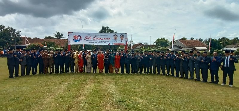Foto bersama dengan para pejabat usai pelaksanaan upacara peringatan Hari Jadi ke 10 kabupaten Pangandaran, Senin 24 Oktober 2022.