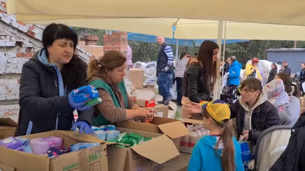 Bantuan kemanusiaan saat didistrubusikan kepada warga di Kharkiv