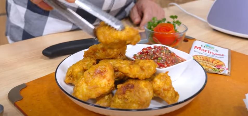 Cara Membuat Sambal Dadak Lengkap dengan Resep Ayam Goreng Tepung