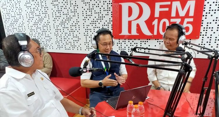 Sekretaris Bappeda Jabar Lufiandi (tengah) saat menjadi narasumber Talkshow 'Bincang Sore' Radio PRFM pada Rabu, 26 Oktober 2022.