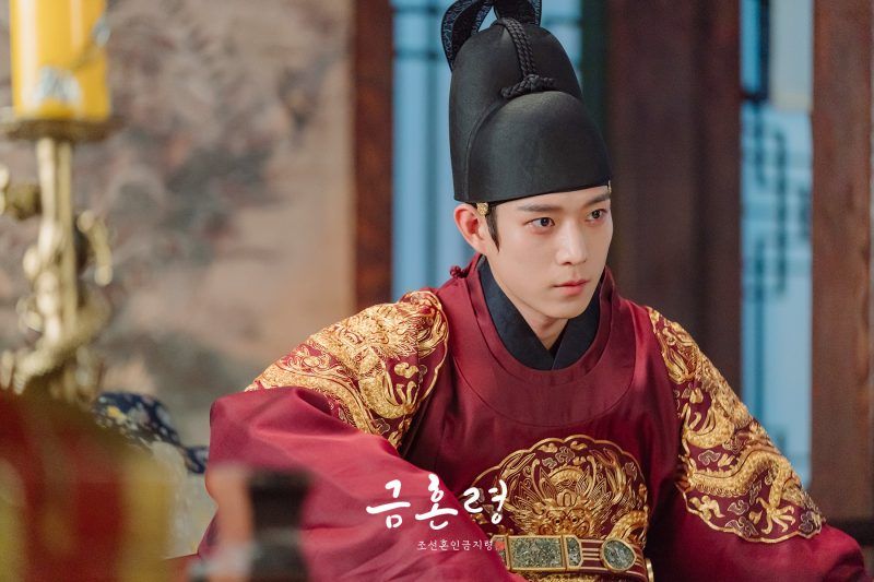 Kim Young Dae Adalah Seorang Raja yang Terobsesi Dengan Mendiang Istrinya Kim Min Ju IZ*ONE Dalam Drama 'The Forbidden Marriage'
