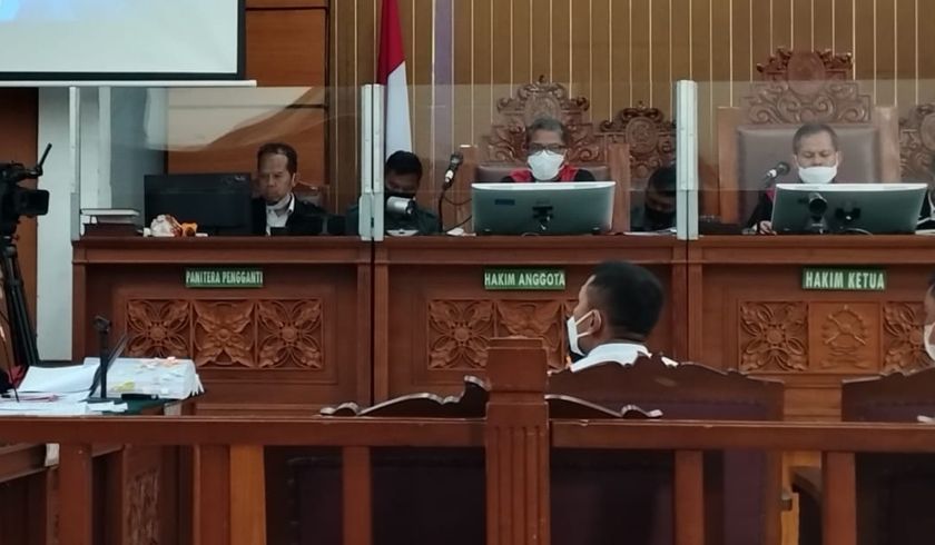 Pengakuan saksi Acay, ke rumah Sambo, melihat sosok Yosua tergeletak di dekat tangga. Foto: Acay di persidangan