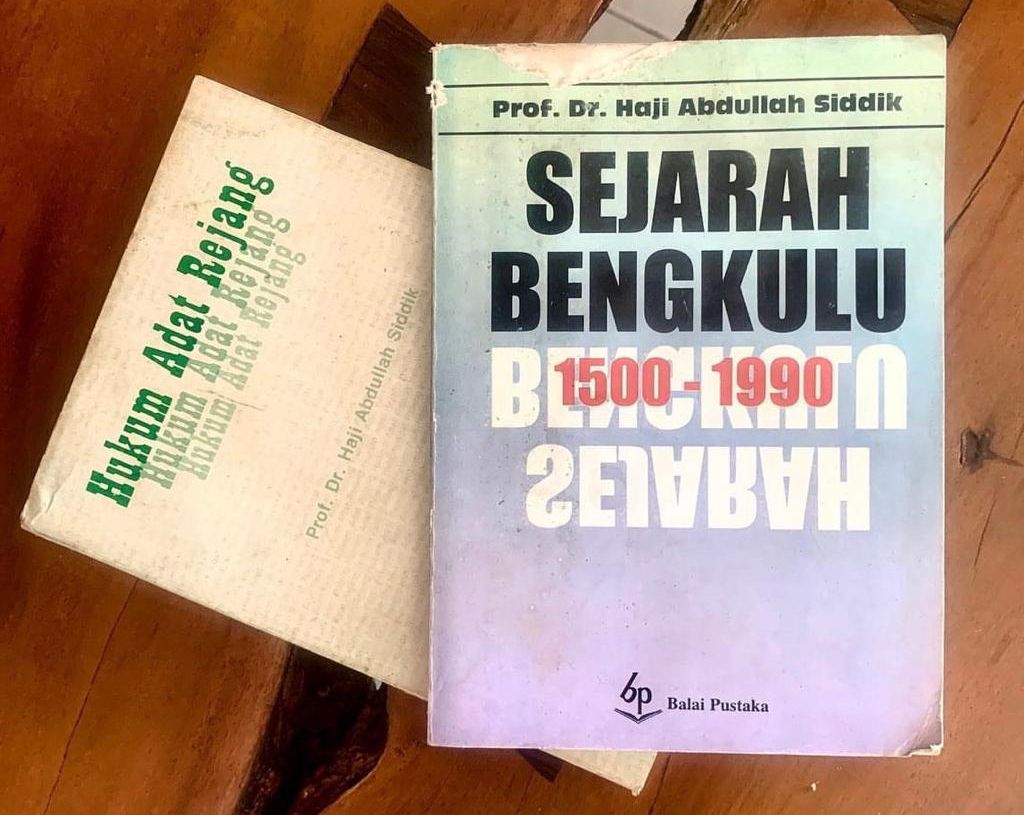 Buku Sejarah Bengkulu 1500 - 1990 dan Hukum Adat Rejang karya Prof. Dr. H. Abdullah Siddik, SH