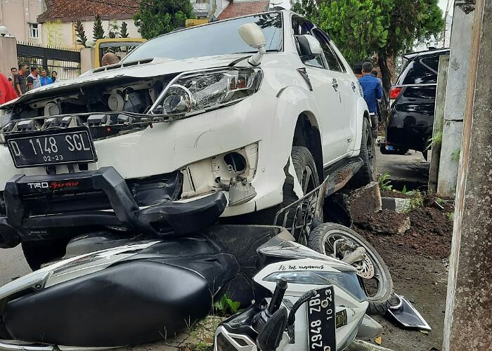 Tujuh Kendaraan Tabrakan Beruntun Di Jalan RE Martadinata Tasikmalaya ...