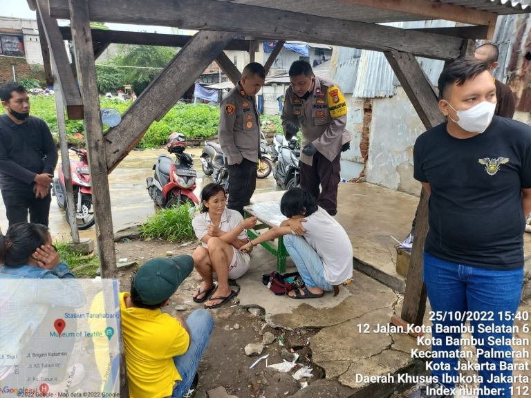Petugas Polsek Palmerah Jakarta Barat mengamankan 5 orang diduga penyalahgunaan narkoba di Kampung Boncos.