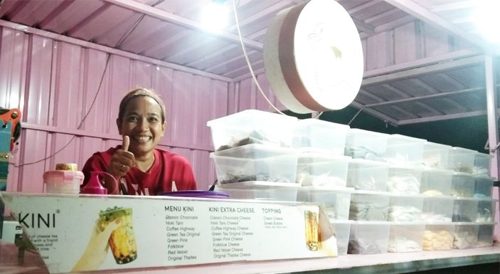 Bunda Rere sedang menanti kehadiran para pelanggannya di KINI Cheese Tea Mof, Maumere, Sikka, NTT.