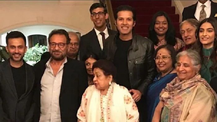 Perdana Menteri Inggris keturunan India Rishi Sunak foto bersama dengan bintang Bollywood, Sonam Kapoor, Anand Ahuja, Ayaan Ali Bangash, dan Shekhar Kapur.*  