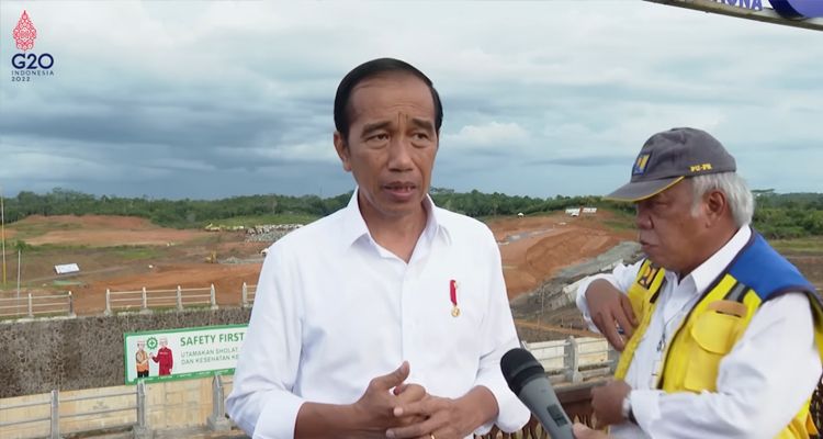 Menteri PUPR Basuki Hadimuljono saat mendampingi Presiden Jokowi meninjau IKN pada Selasa, 25 Oktober 2022.