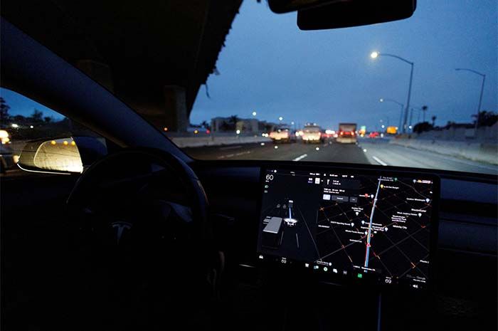 Sebuah kendaraan Tesla Model 3 melaju dengan autopilot di sepanjang jalan raya 405 di Westminster, California, AS, 16 Maret 2022.