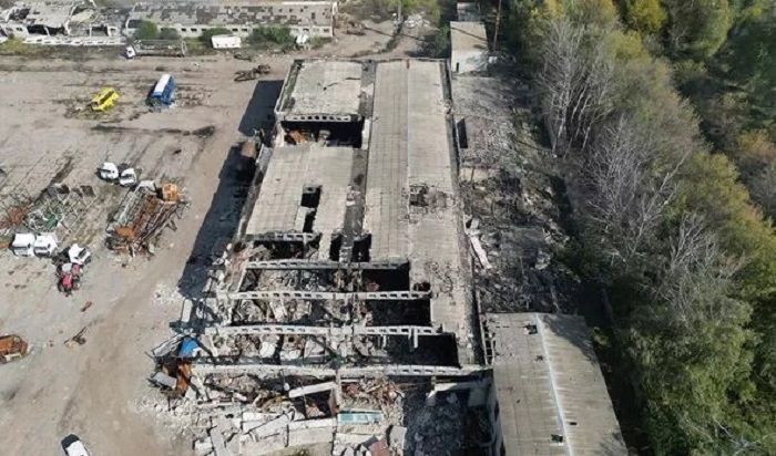 Pemandangan udara dari bangunan yang hancur yang digunakan oleh pasukan Rusia sebagai markas di Balakliia.*  