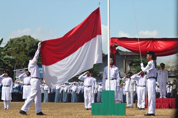 Di bawha ini adalah contoh teks upacara hari Senin, yang dapat dijadikan sumber refrensi bagi guru