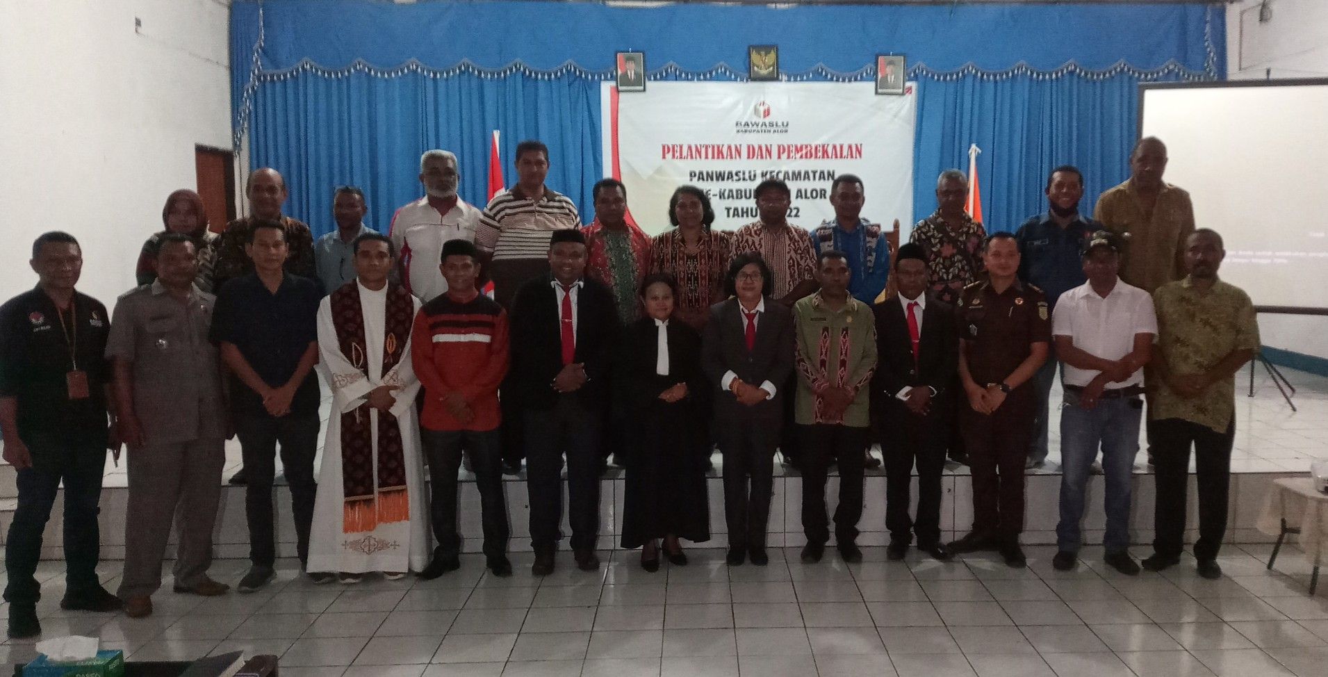 Foto bersama usai acara pelantikan Panwaslu Kecamatan se-Kabupaten Alor