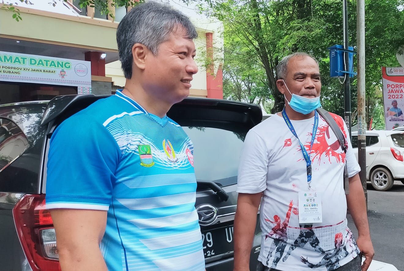 Roy Makpal (kiri) bareng Pelatih Atlet Voli Putri Kabupaten Bekasi Rahmat Sujana, di GOR Gotong Royong Subang.