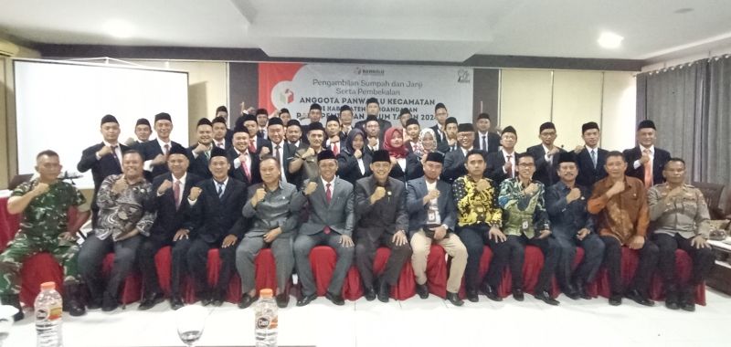 Foto bersama usai pelantikan anggota Panwaslu Kecamatan di Kabupaten Pangandaran, Jumat 28 Oktober 2022.
