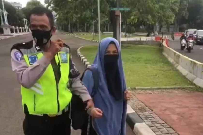 Densus 88 ambil alih kasus wanita penodong Paspampres di dekat Istana Negara. Foto: Polantas langsung memegang tangan JE, wanita yang disebut-sebut teroris.