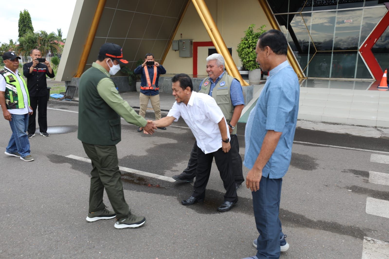 Kepala Badan Nasional Penanggulangan Bencana (BNPB) Letjen TNI Suharyanto melakukan kunjungan kerja ke Kabupaten Sumbawa, Provinsi Nusa Tenggara Barat pada Jumat 28 Oktober 2022 sore. 