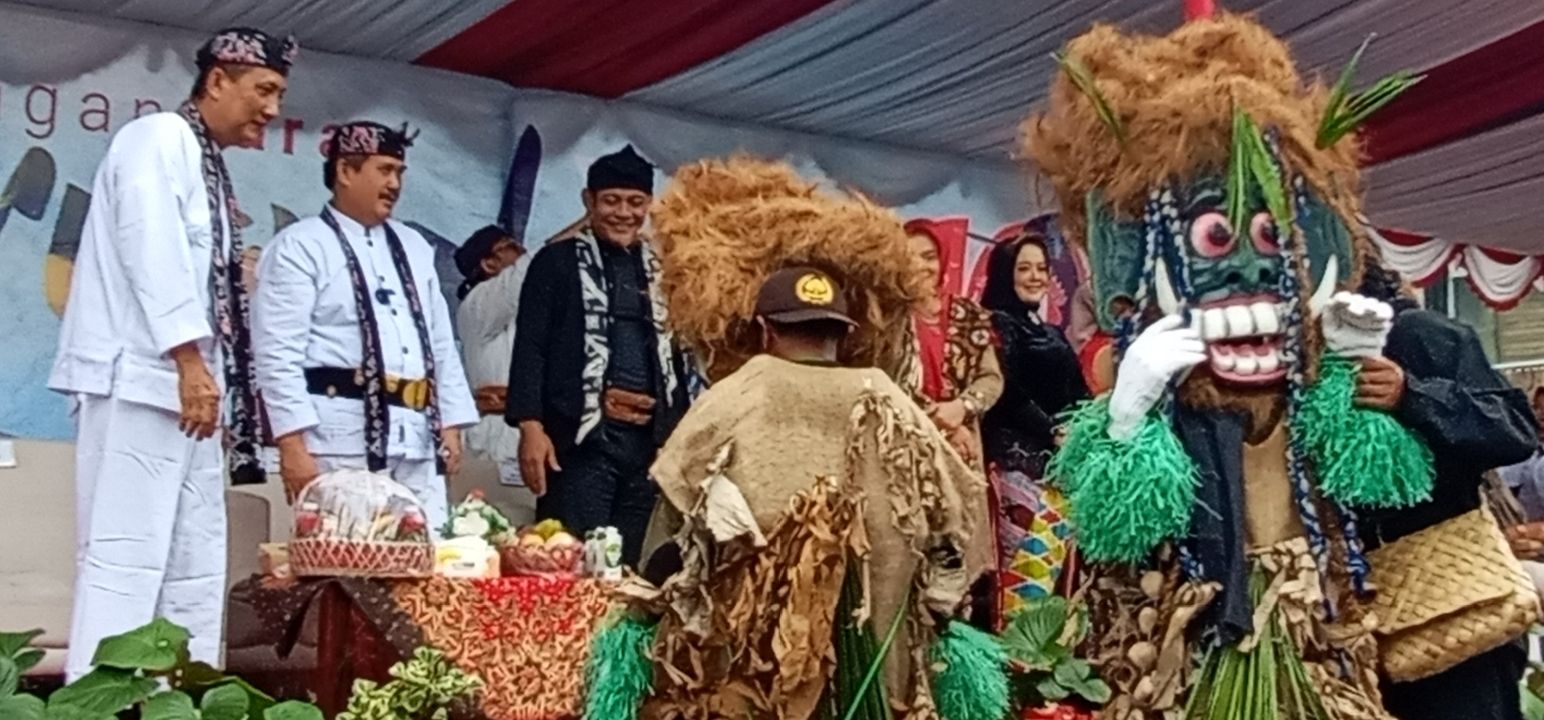 Tarian Gondang Banjarharja cipta sdr. Aceng Hasim (almarhum) Kabid Kebudayaan Disparbud Kab Pangandaran ikut meriahkan karnaval budaya.