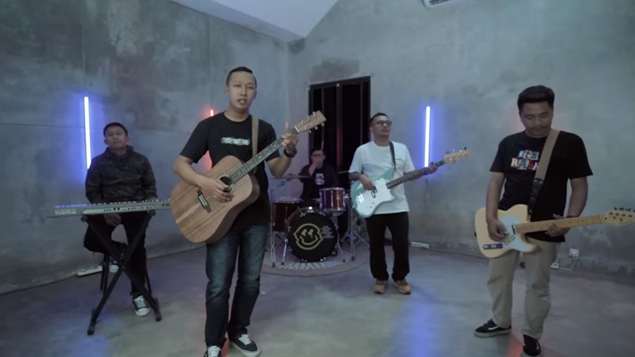 Berikut ini Lirik Lagu Klebus dari Ngatmombilung yang Cocok Menemanimu