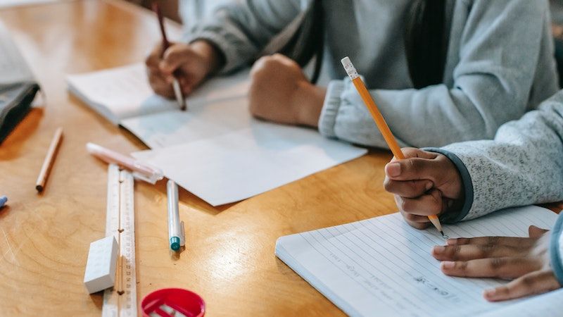 Bagaimana Hubungan Antara Ekonomi Kreatif dan Industri Kreatif?